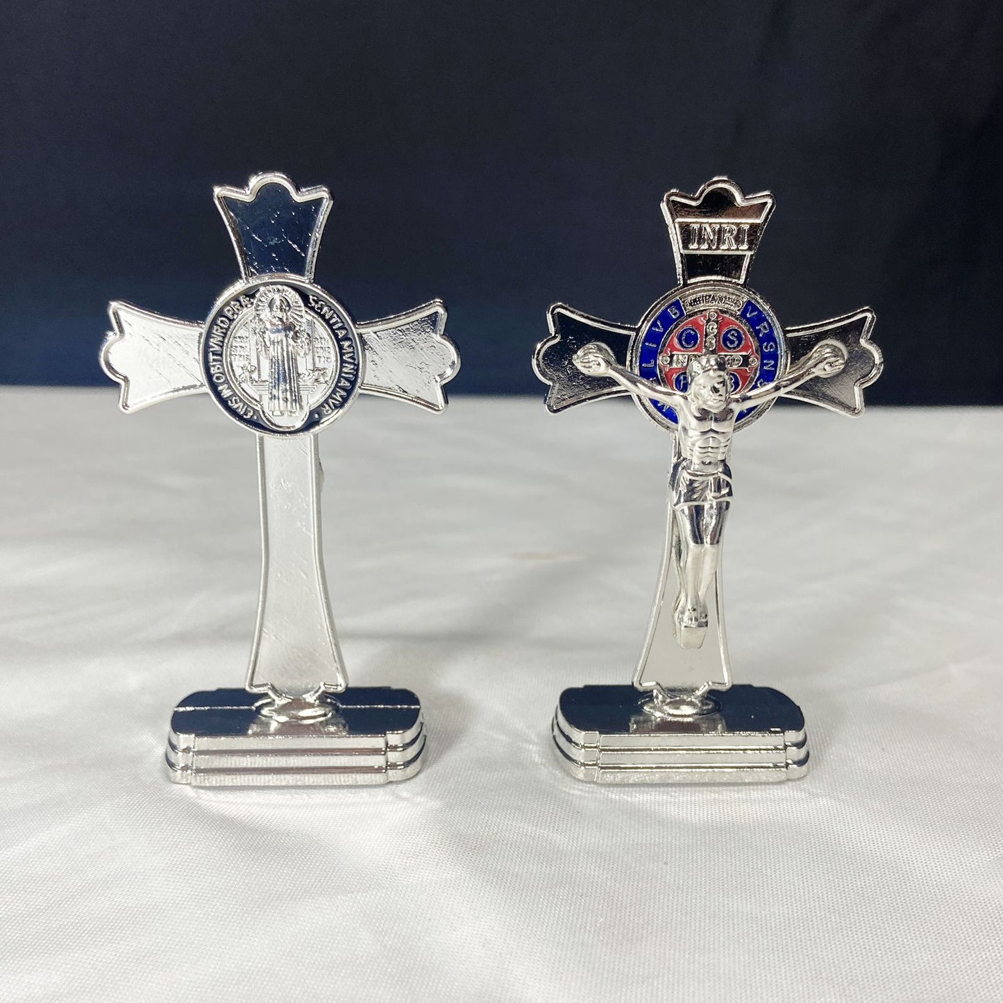 CRUCIFIXO PARA CARRO MEDALHA SÃO BENTO PRATEADO (6 UNIDADES)