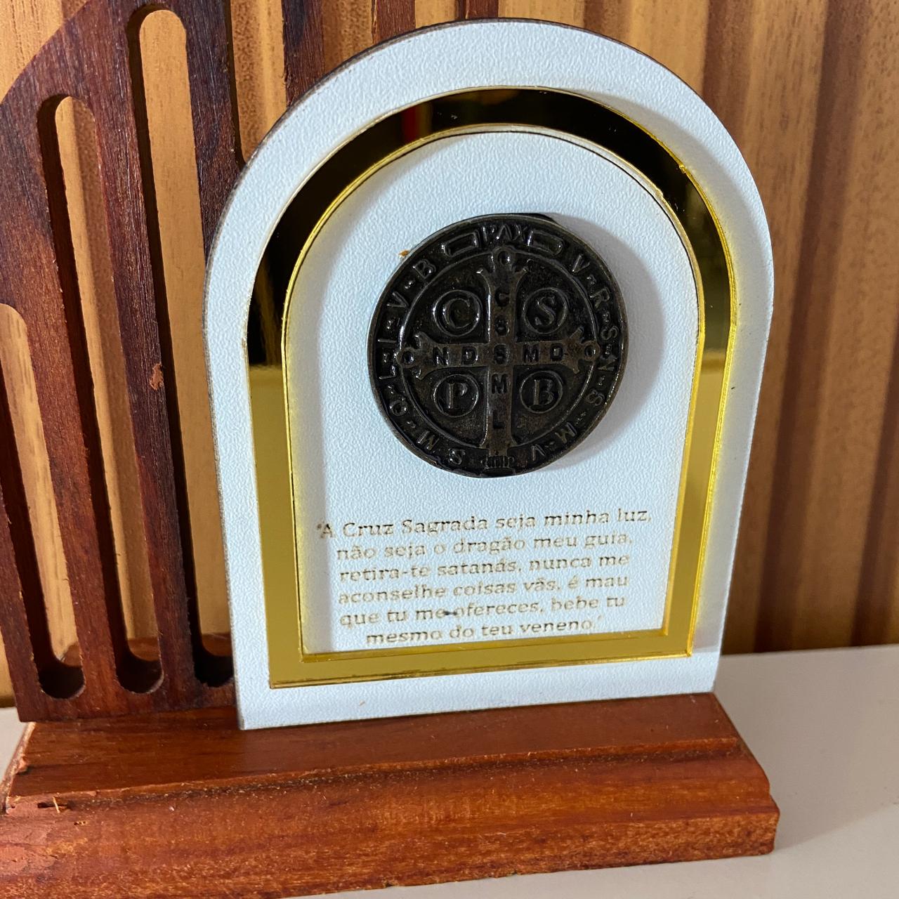 ADORNO DE MESA MADEIRA MEDALHA SÃO BENTO DE METAL COM ORAÇÃO 14CM(1 UNIDADE)