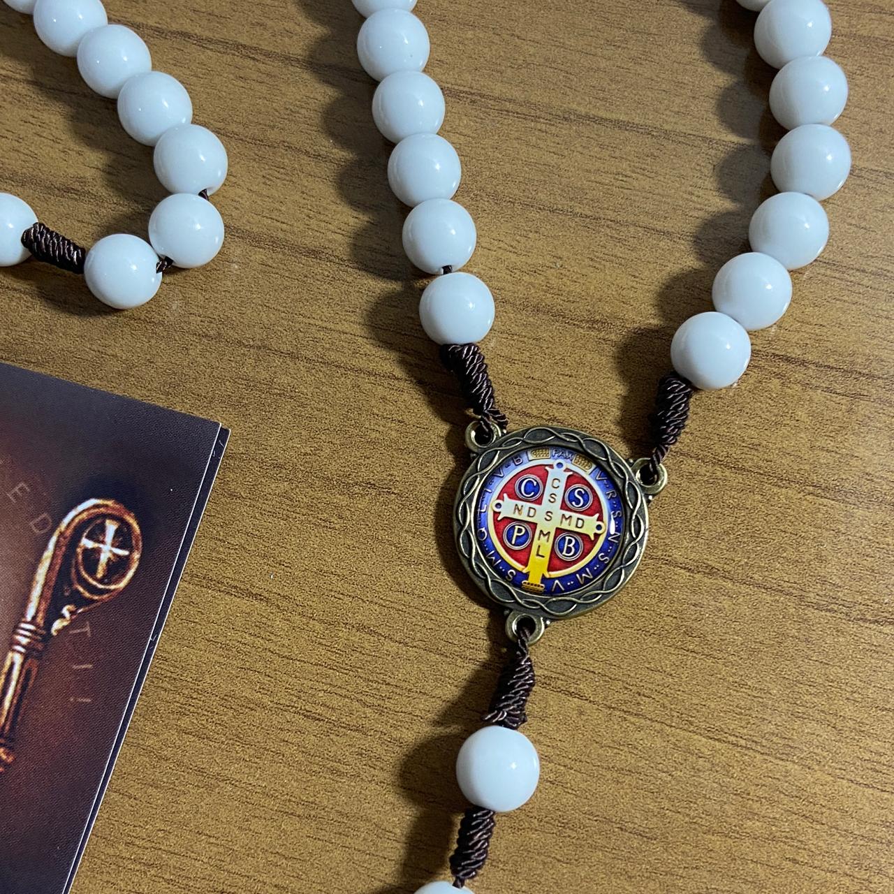 TERÇO PÉROLA BRANCA CAMPISTA MEDALHA SÃO BENTO 10MM (1 UNIDADE)