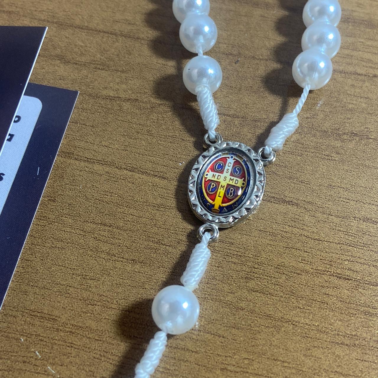 TERÇO PÉROLA MEDALHA SÃO BENTO 8MM (1 UNIDADE)