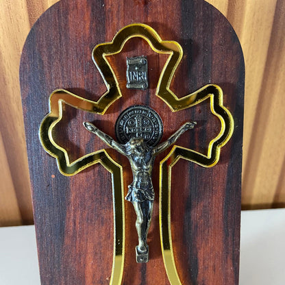 ADORNO DE MESA MADEIRA CRUCIFIXO MEDALHA SÃO BENTO DE METAL COM ACRÍLICO 13CM(1 UNIDADE)