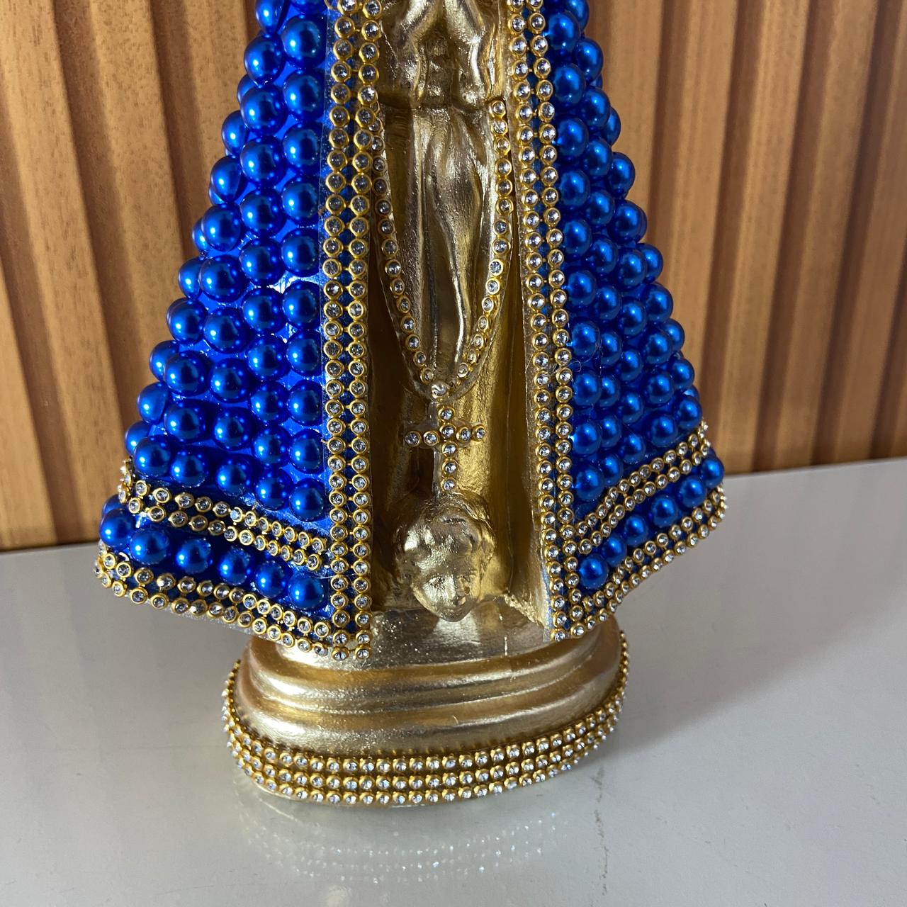 IMAGEM DE GESSO NOSSA SENHORA APARECIDA DOURADA COM PÉROLA AZUL  22,5CM (1 UNIDADE)