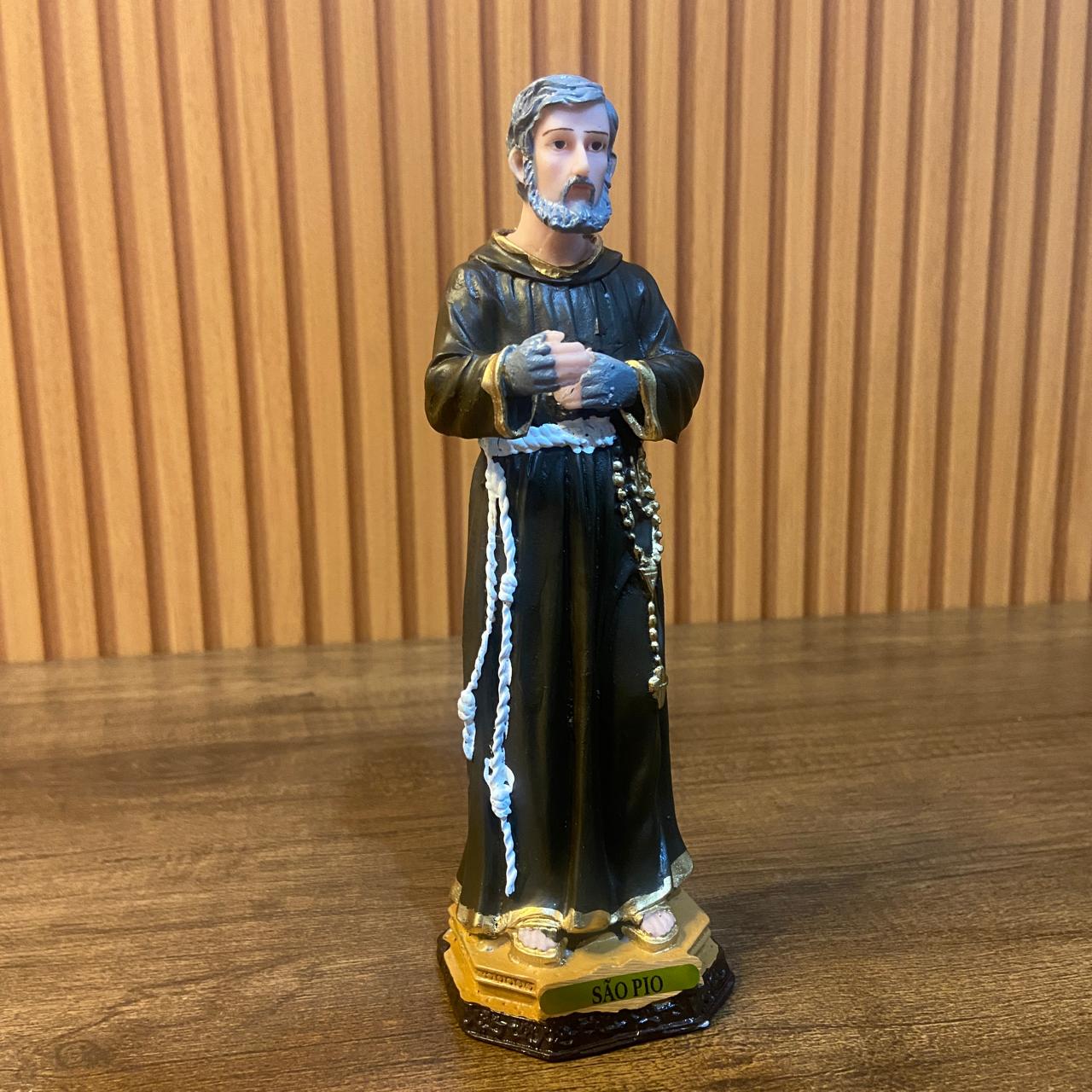 IMAGEM DE RESINA NACIONAL SANTO PADRE PIO 20CM (1 UNIDADE)