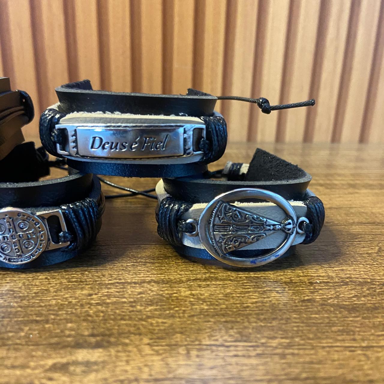 PULSEIRA COURO PINGENTES SORTIDOS (5 UNIDADES)
