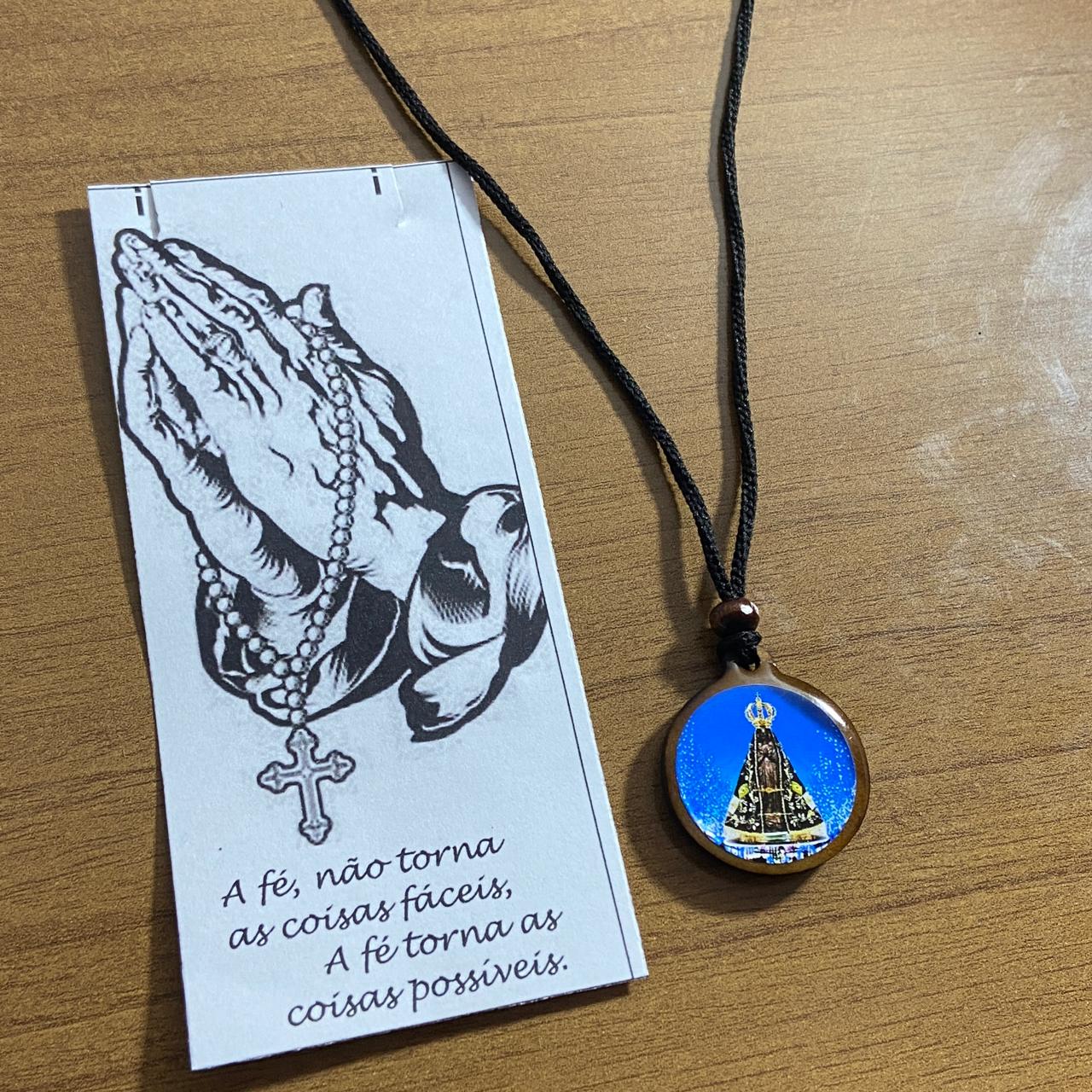 CORDÃO COM PINGENTE MADEIRA RESINADA NOSSA SENHORA APARECIDA ( 3 UNIDADES)