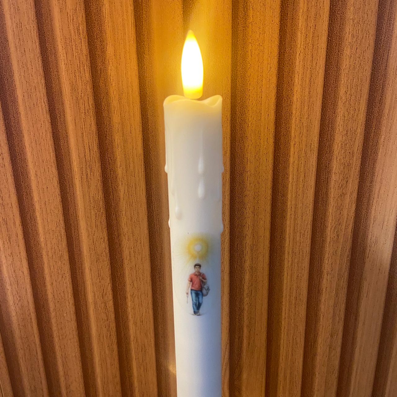 VELA ELETRÔNICA PALITO COM PEDESTAL SÃO CARLO ACUTIS 25CM (1 UNIDADE)