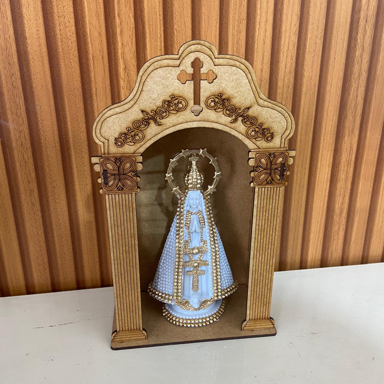 ORATÓRIO DE PAREDE E MESA MDF + IMAGEM DE PLÁSTICO NOSSA SENHORA APARECIDA BRANCA COM STRASS 15CM (1 UNIDADE)