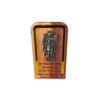 ADORNO DE MESA MADEIRA COM ORAÇÃO SÃO MIGUEL ARCANJO METAL OURO VELHO 13,5CM (1 UNIDADE)