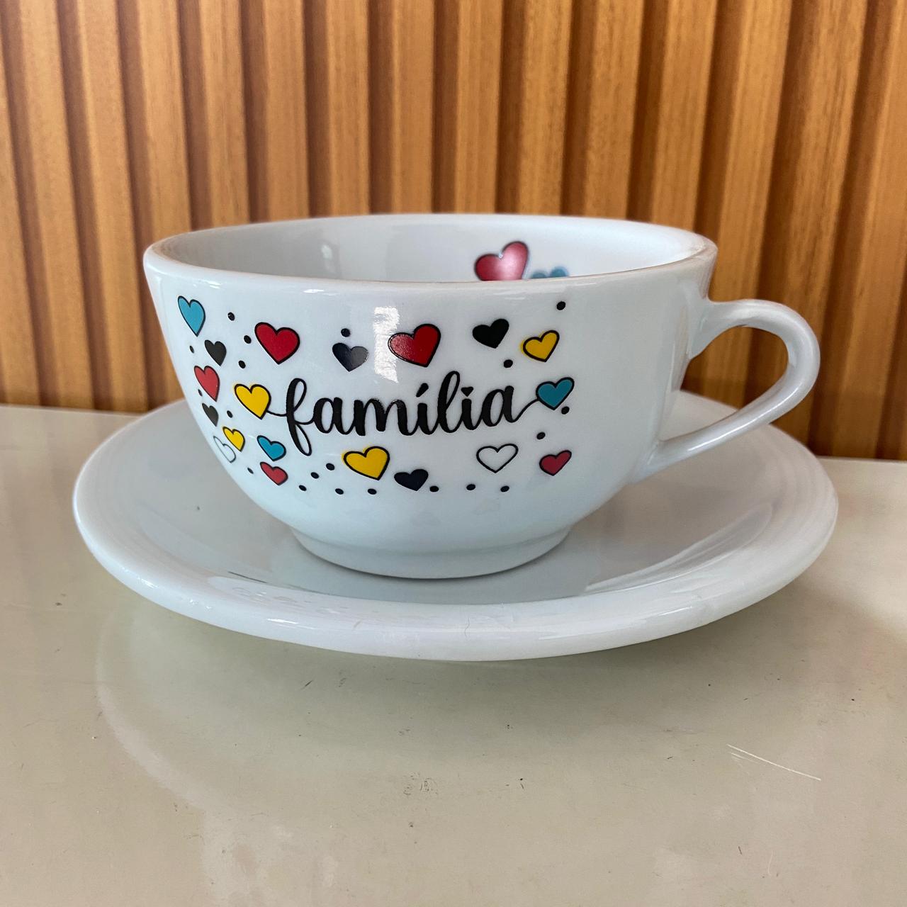 TIGELA DE PORCELANA COM ALÇA FAMÍLIA + PRATO 500ML (1 UNIDADE)