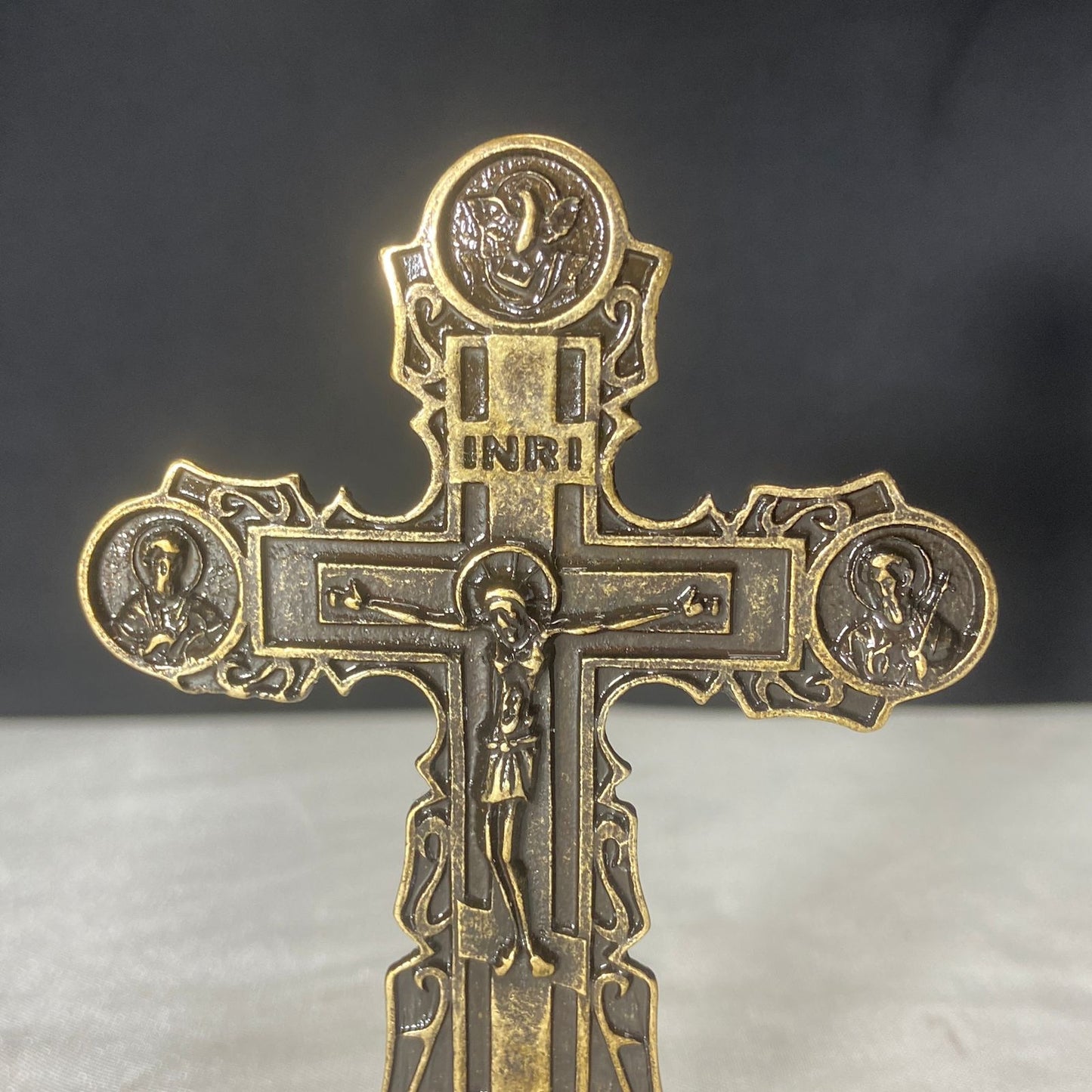 CRUCIFIXO DE MESA METAL OURO VELHO 10CM (1 UNIDADE)