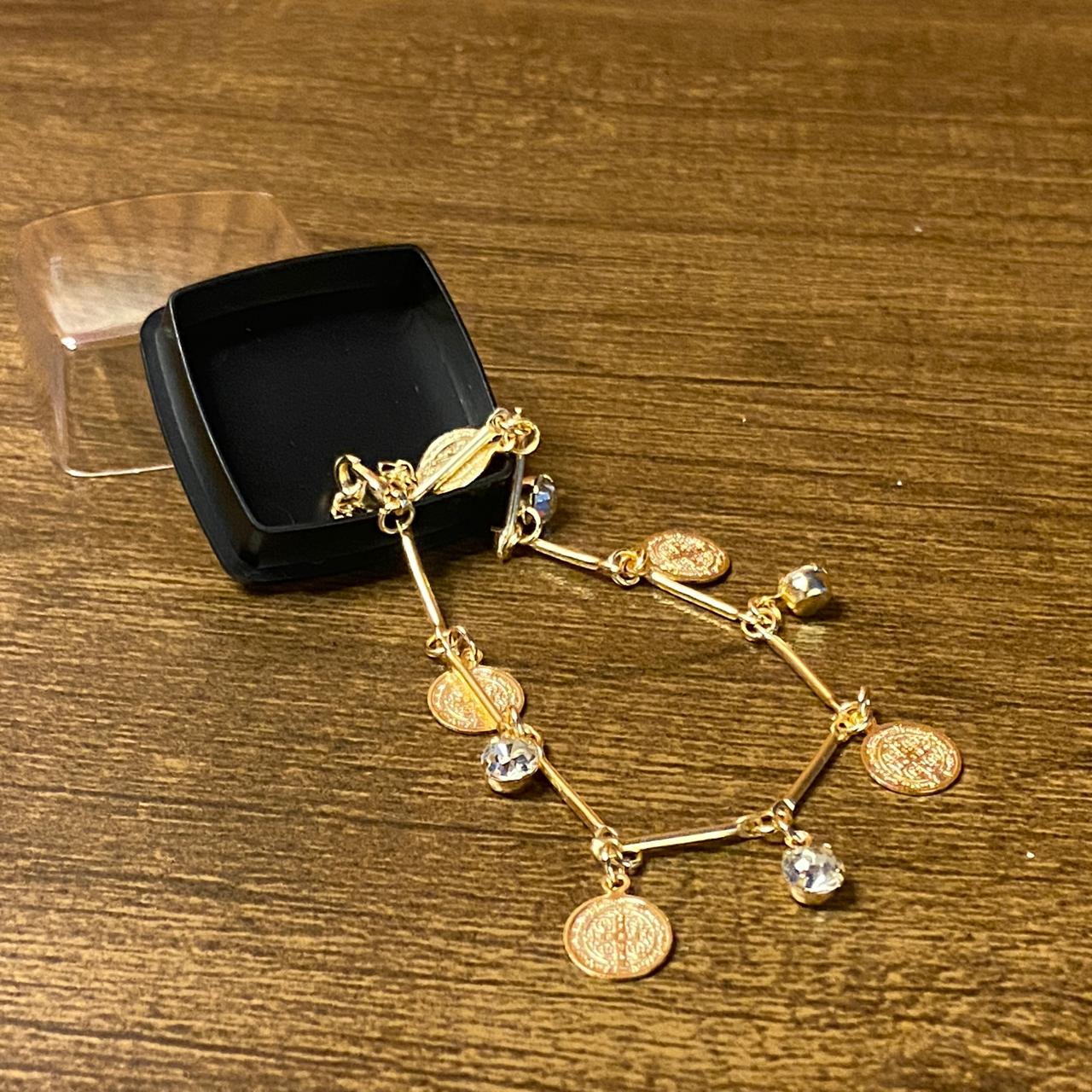 PULSEIRA DOURADA MEDALHAS DE  SÃO BENTO E PONTO DE LUZ  (3 UNIDADES)