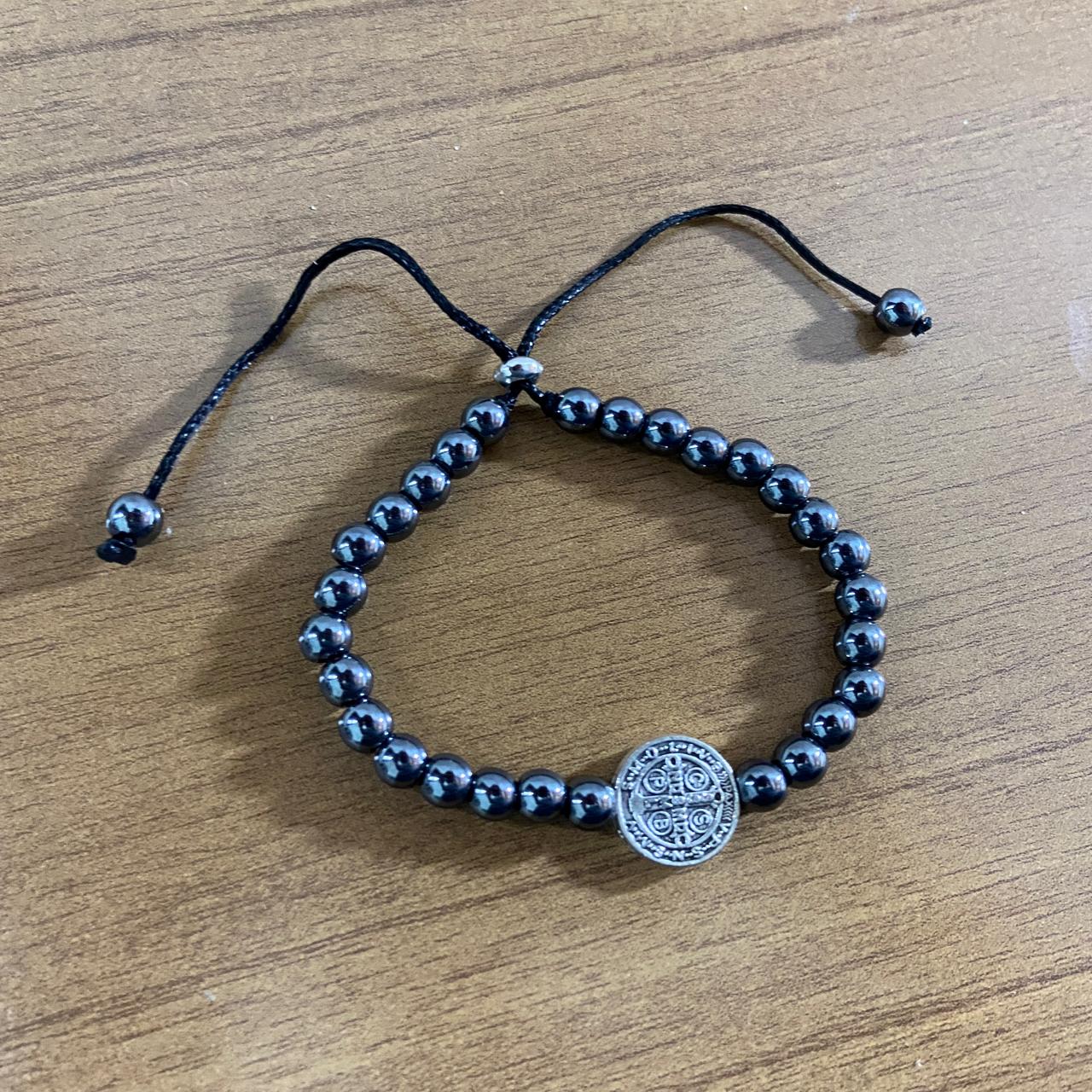 PULSEIRA REGULÁVEL HEMATITA MEDALHA SÃO BENTO  (12 UNIDADES)