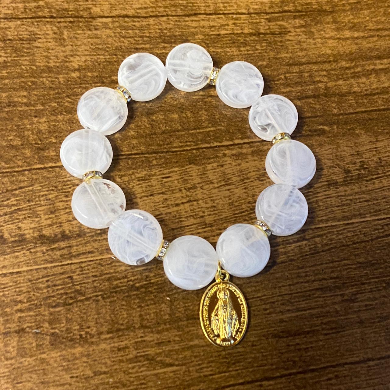 PULSEIRA ACRÍLICA BRANCA COM MEDALHA NOSSA SENHORA DAS GRAÇAS (03 UNIDADES)