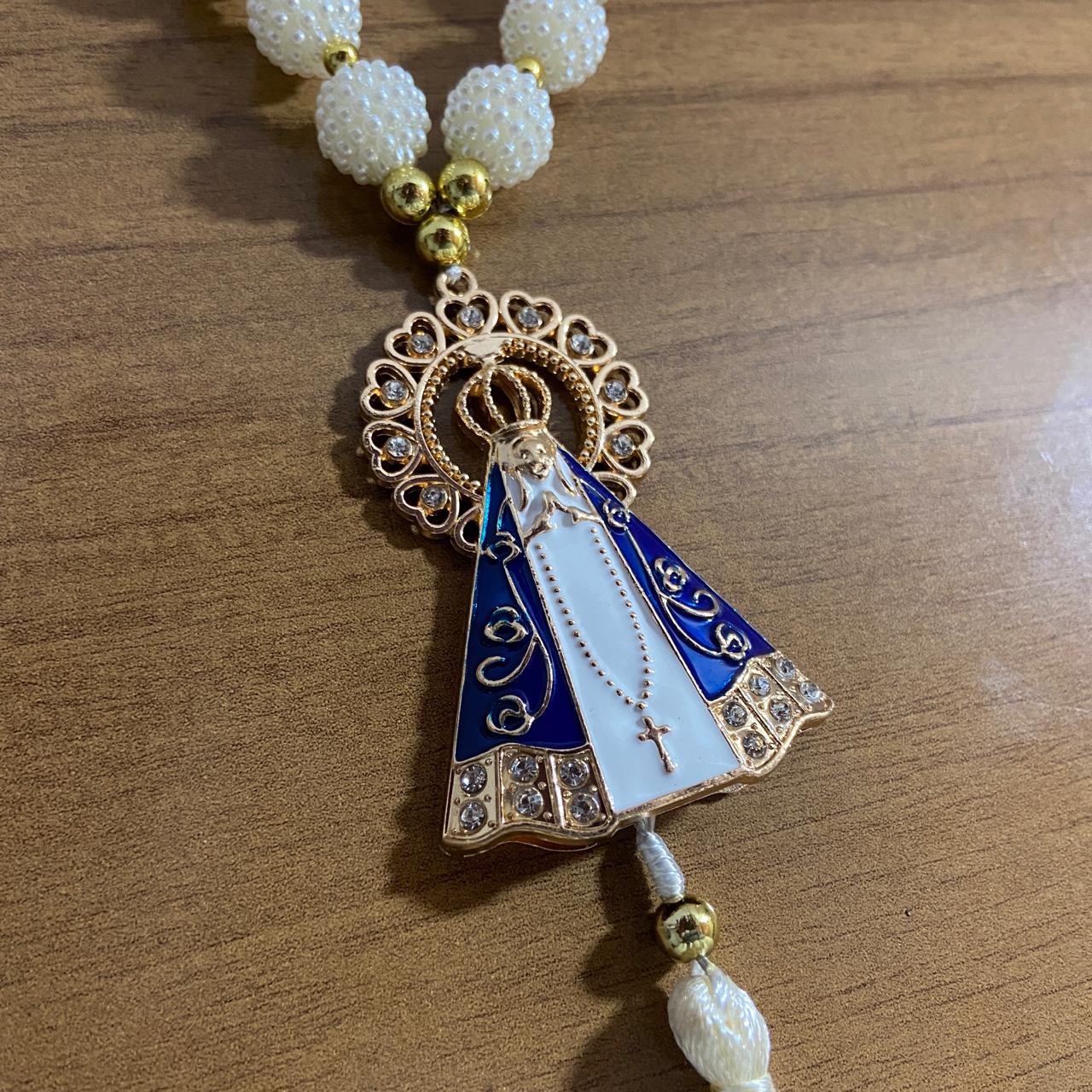 DEZENA PARA CARRO NOSSA SENHORA APARECIDA COM AURÉOLA STRASS BRANCO AMORA BRANCA 12MM (3 UNIDADES)