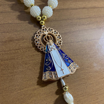 DEZENA PARA CARRO NOSSA SENHORA APARECIDA COM AURÉOLA STRASS BRANCO AMORA BRANCA 12MM (3 UNIDADES)