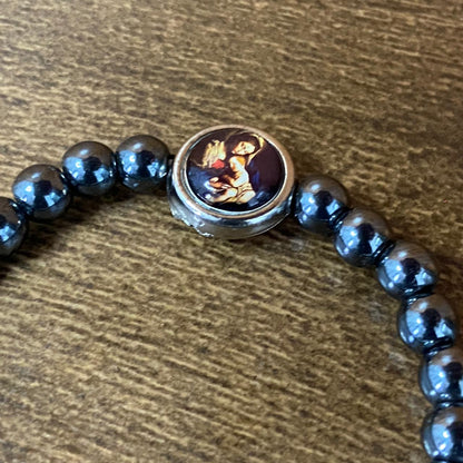 PULSEIRA HEMATITA MEDALHA RESINADA DIVINA PROVIDÊNCIA  ( 5 UNIDADES)