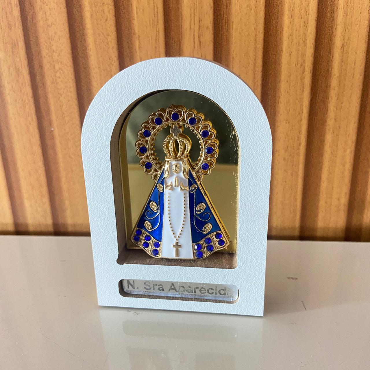 ADORNO DE MESA MDF BRANCO NOSSA SENHORA APARECIDA ESPELHADO 9,8CM (1 UNIDADE)