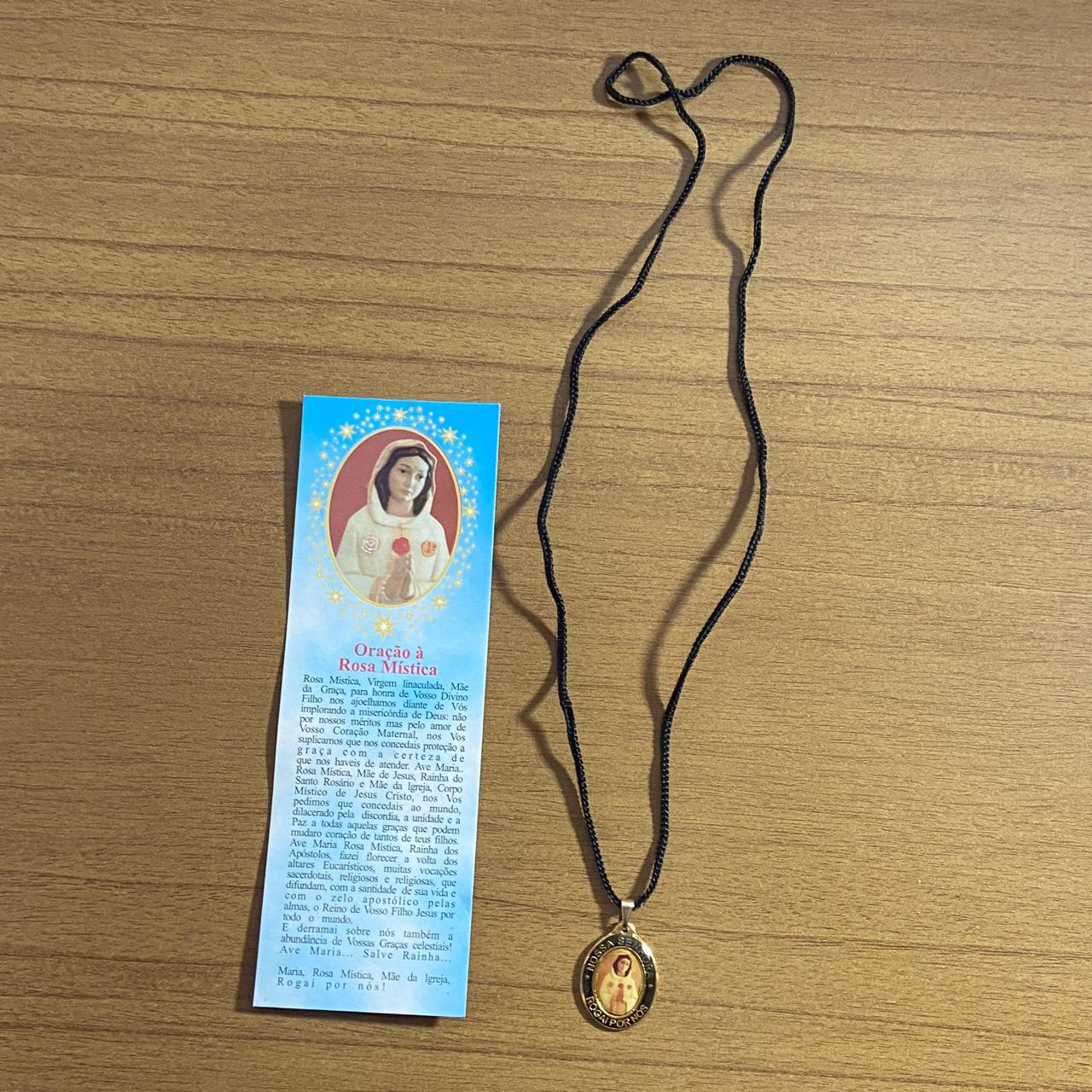 CORDÃO COM MEDALHA RESINADA NOSSA SENHORA DA ROSA MÍSTICA (1 UNIDADES)