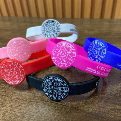 PULSEIRA SILICONE MEDALHA SÃO BENTO CORES SORTIDAS (12 UNIDADES)