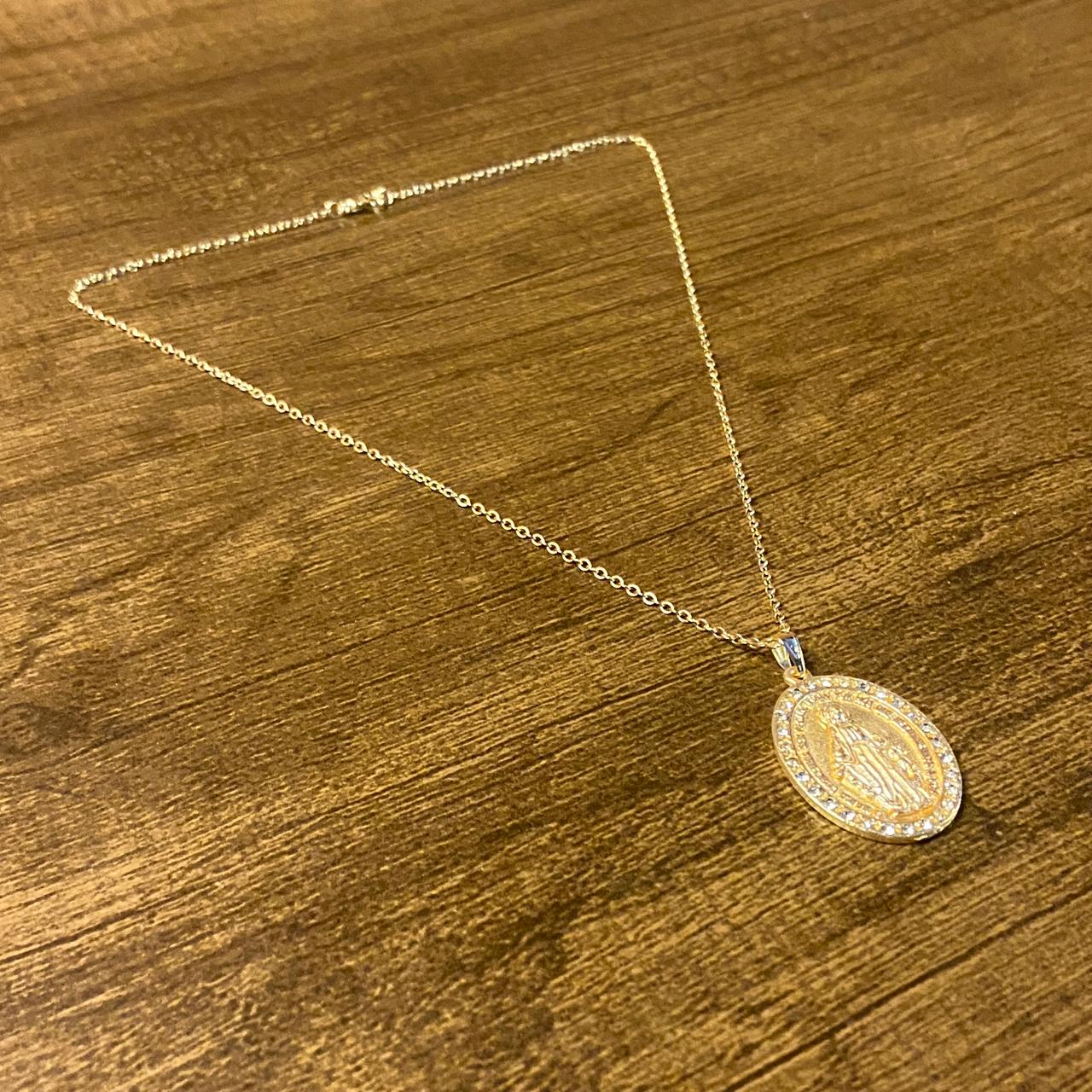 COLAR DOURADO PINGENTE NOSSA SENHORA DAS GRAÇAS COM STRASS  (1 UNIDADE)