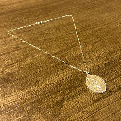 COLAR DOURADO PINGENTE NOSSA SENHORA DAS GRAÇAS COM STRASS  (1 UNIDADE)