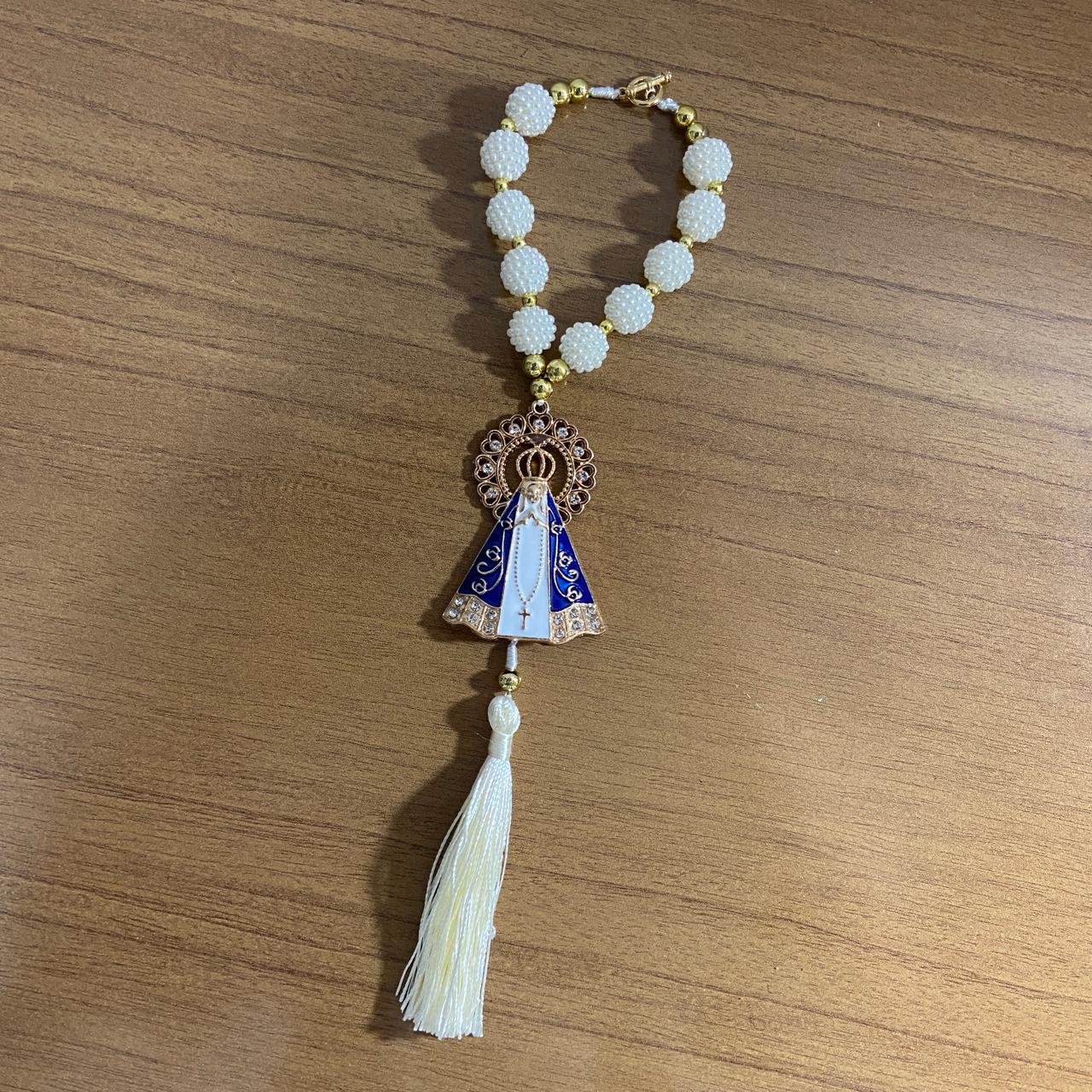 DEZENA PARA CARRO NOSSA SENHORA APARECIDA COM AURÉOLA STRASS BRANCO AMORA BRANCA 12MM (3 UNIDADES)