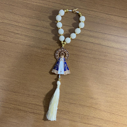 DEZENA PARA CARRO NOSSA SENHORA APARECIDA COM AURÉOLA STRASS BRANCO AMORA BRANCA 12MM (3 UNIDADES)