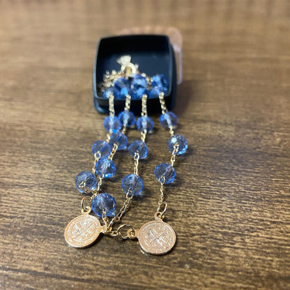 PULSEIRA ESCAPULÁRIO CRISTAL AZUL TRANSPARENTE MEDALHA SÃO BENTO  (3 UNIDADES)