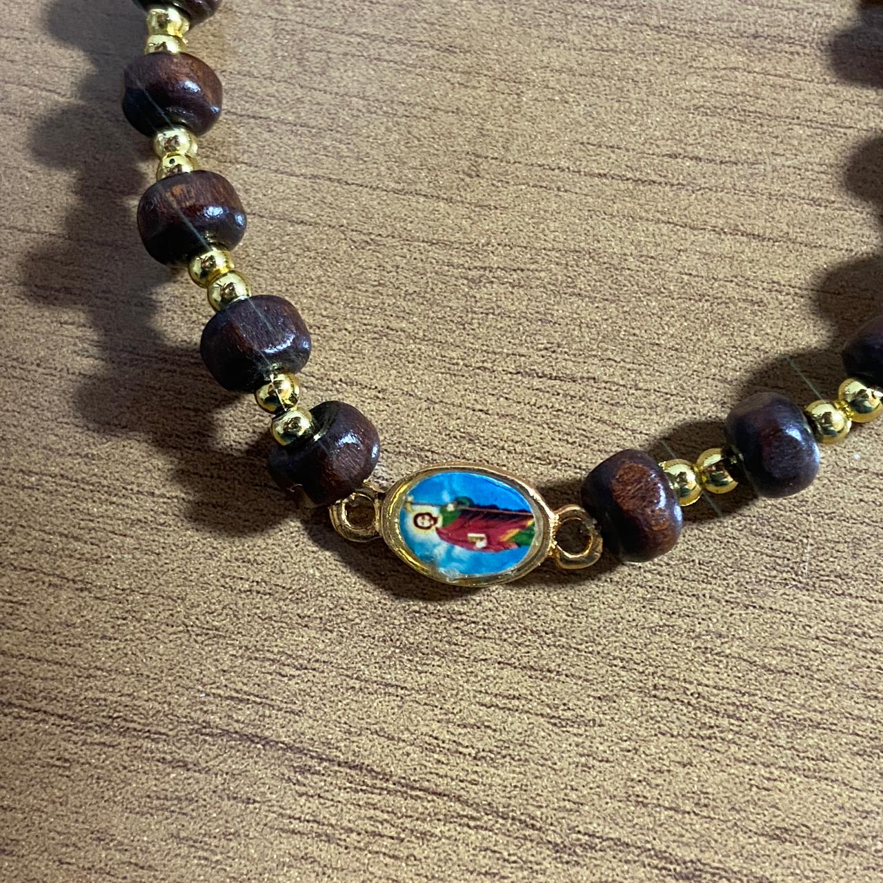 PULSEIRA DE MADEIRA COM MEDALHA SÃO JUDAS TADEU (01 UNIDADE)