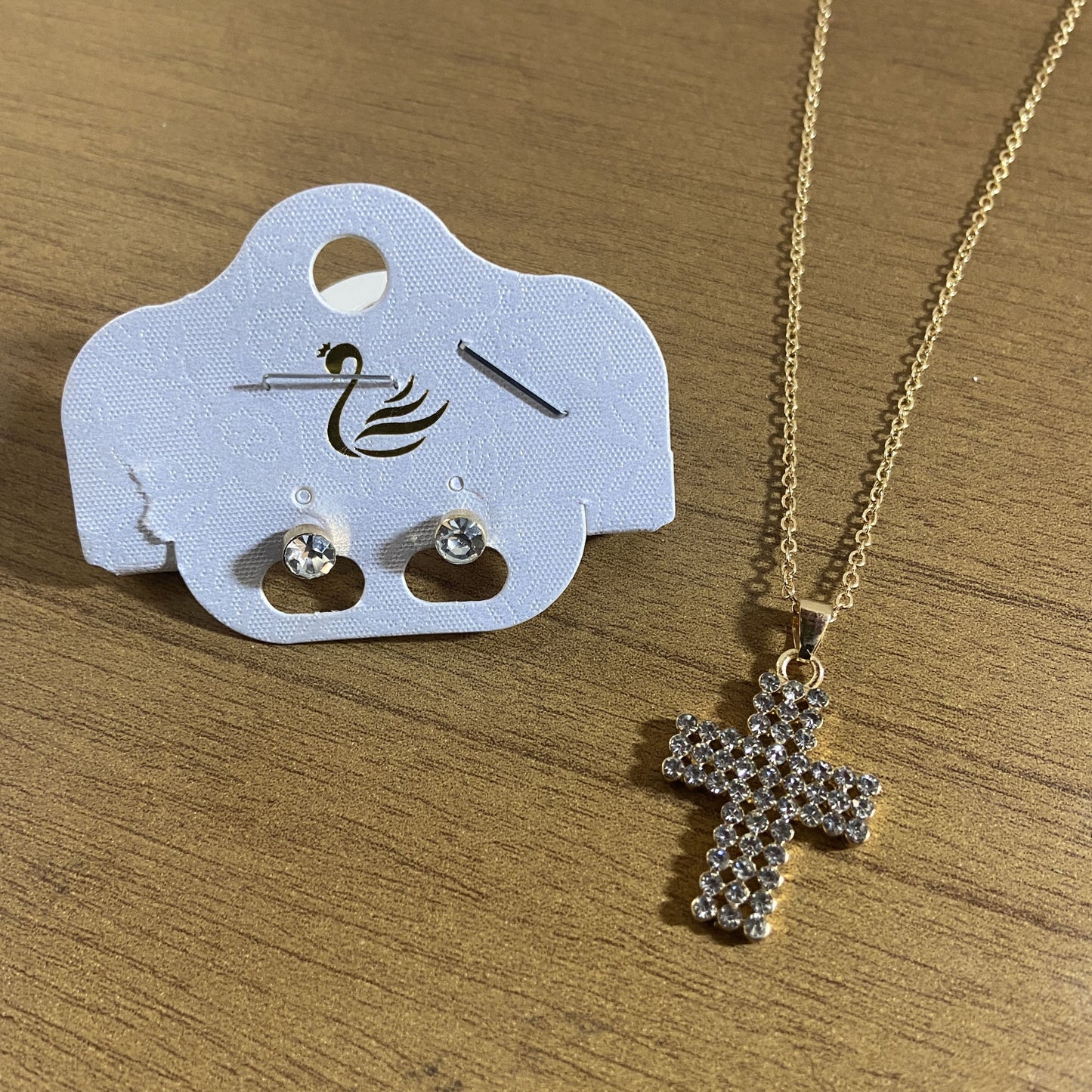 CORRENTE CRUCIFIXO COM BRINCO PONTA DE LUZ  MOD05 ( 1 UNIDADE)