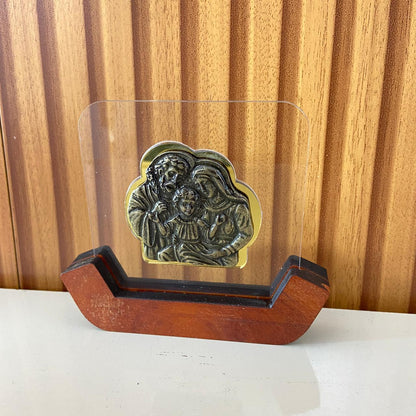 IMAGEM DE MESA METAL OURO VELHO SAGRADA FAMÍLIA NO ACRÍLICO E BASE DE MADEIRA 10,7CM (1 UNIDADE)