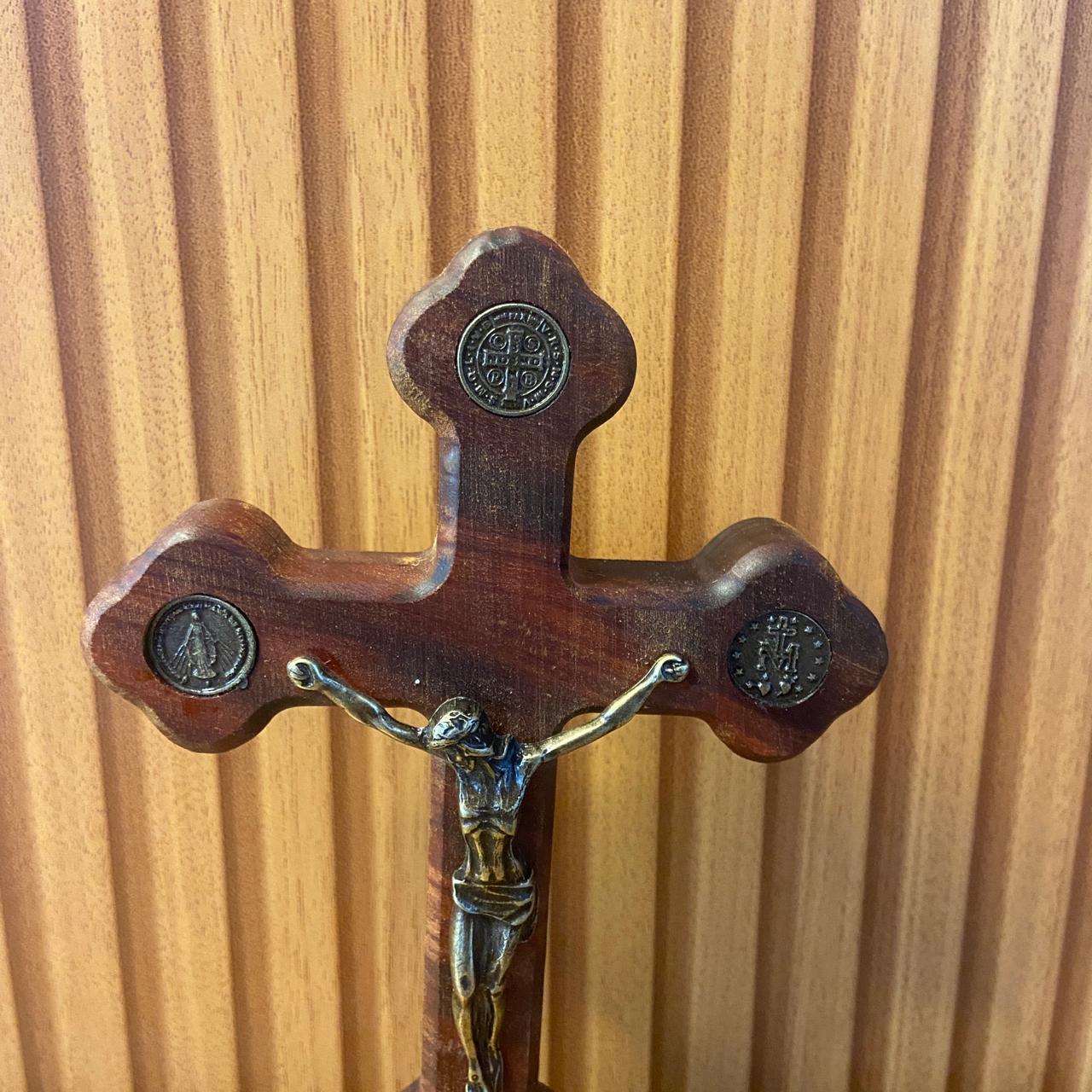 CRUCIFIXO MADEIRA DE MESA MEDALHA SÃO BENTO E NOSSA SENHORA DAS GRAÇAS 20CM (1 UNIDADE)