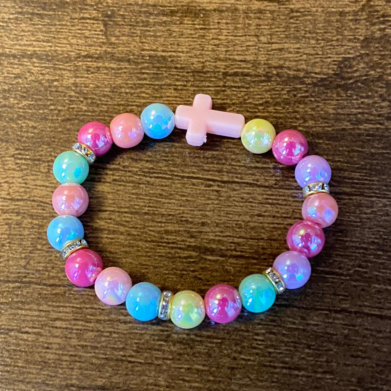 PULSEIRA PÉROLA INFANTIL COLORIDA COM CRUZ  (06 UNIDADES)