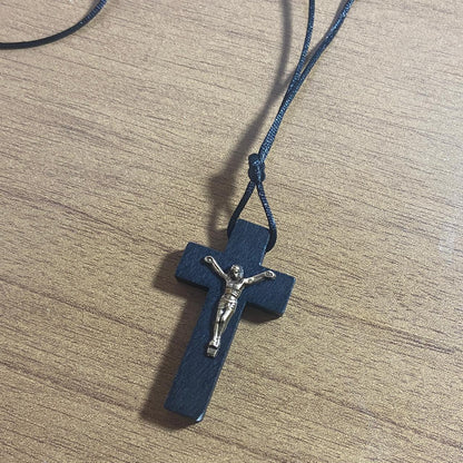 CORDÃO COM CRUCIFIXO DE MADEIRA PRETA MOD2 (12 UNIDADES)