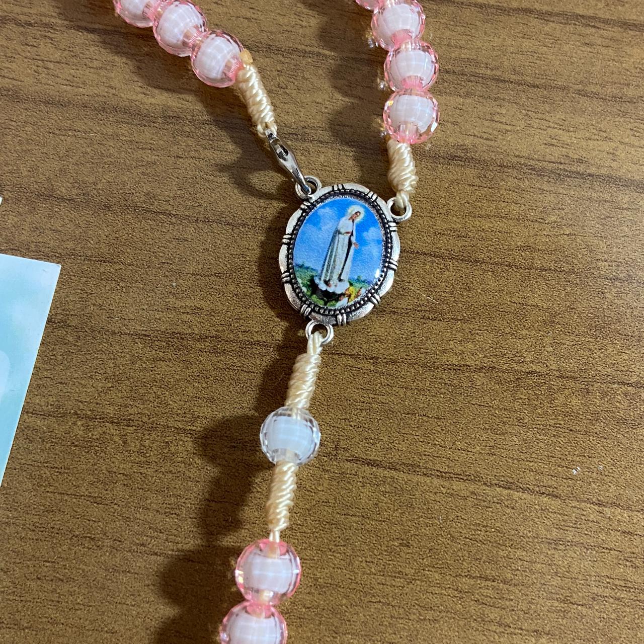TERÇO ACRÍLICO ROSA COM FECHO NOSSA SENHORA DE FÁTIMA 08MM (1 UNIDADE)