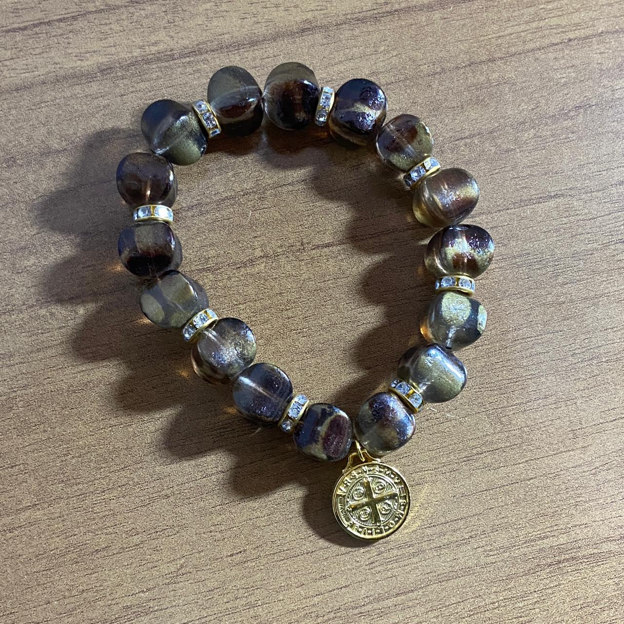 PULSEIRA ACRÍLICA MARROM COM MEDALHA SÃO BENTO (03 UNIDADES)