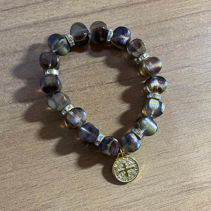 PULSEIRA ACRÍLICA MARROM COM MEDALHA SÃO BENTO (03 UNIDADES)