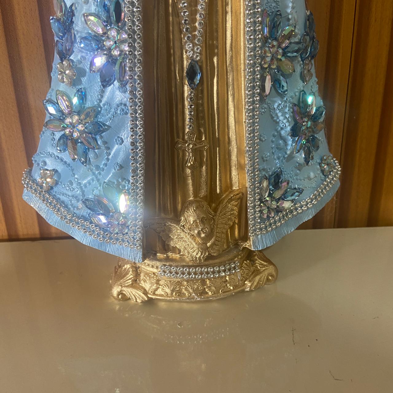 IMAGEM DE GESSO NOSSA SENHORA APARECIDA DOURADA E AZUL COM STRASS E PEDRARIA 33CM  MOD 2 (1 UNIDADE)
