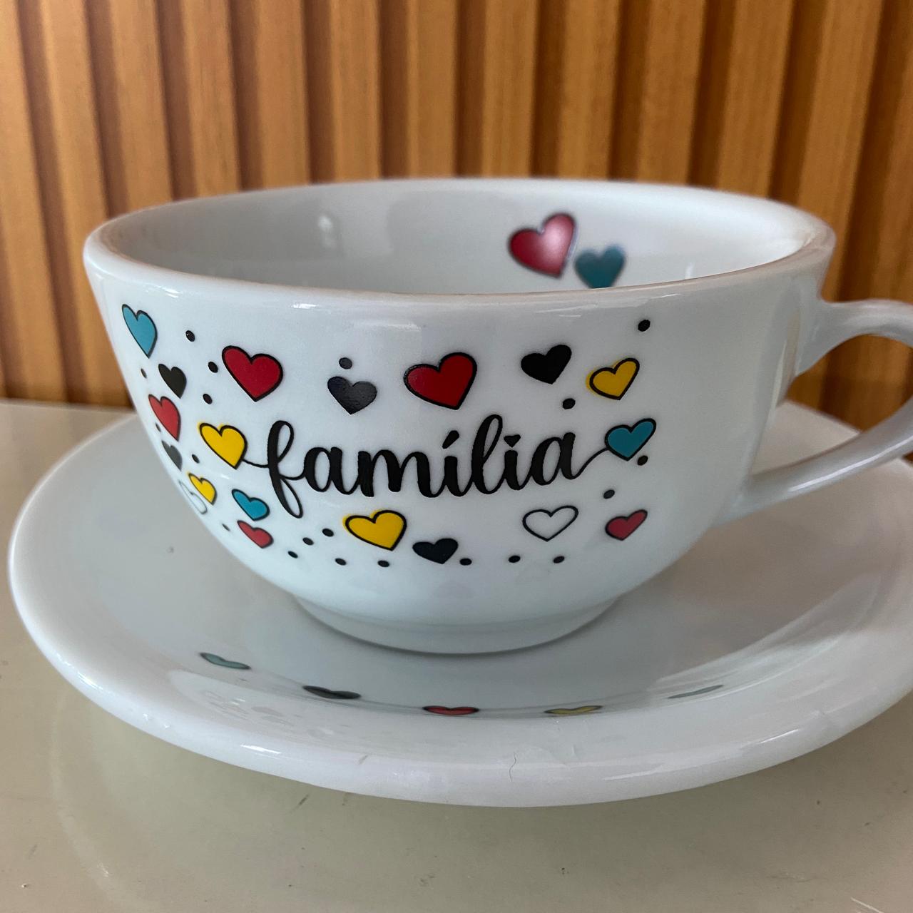 TIGELA DE PORCELANA COM ALÇA FAMÍLIA + PRATO 500ML (1 UNIDADE)