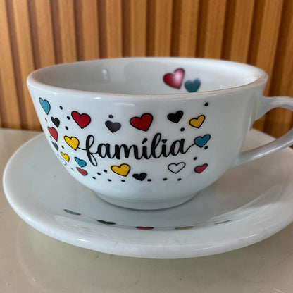 TIGELA DE PORCELANA COM ALÇA FAMÍLIA + PRATO 500ML (1 UNIDADE)