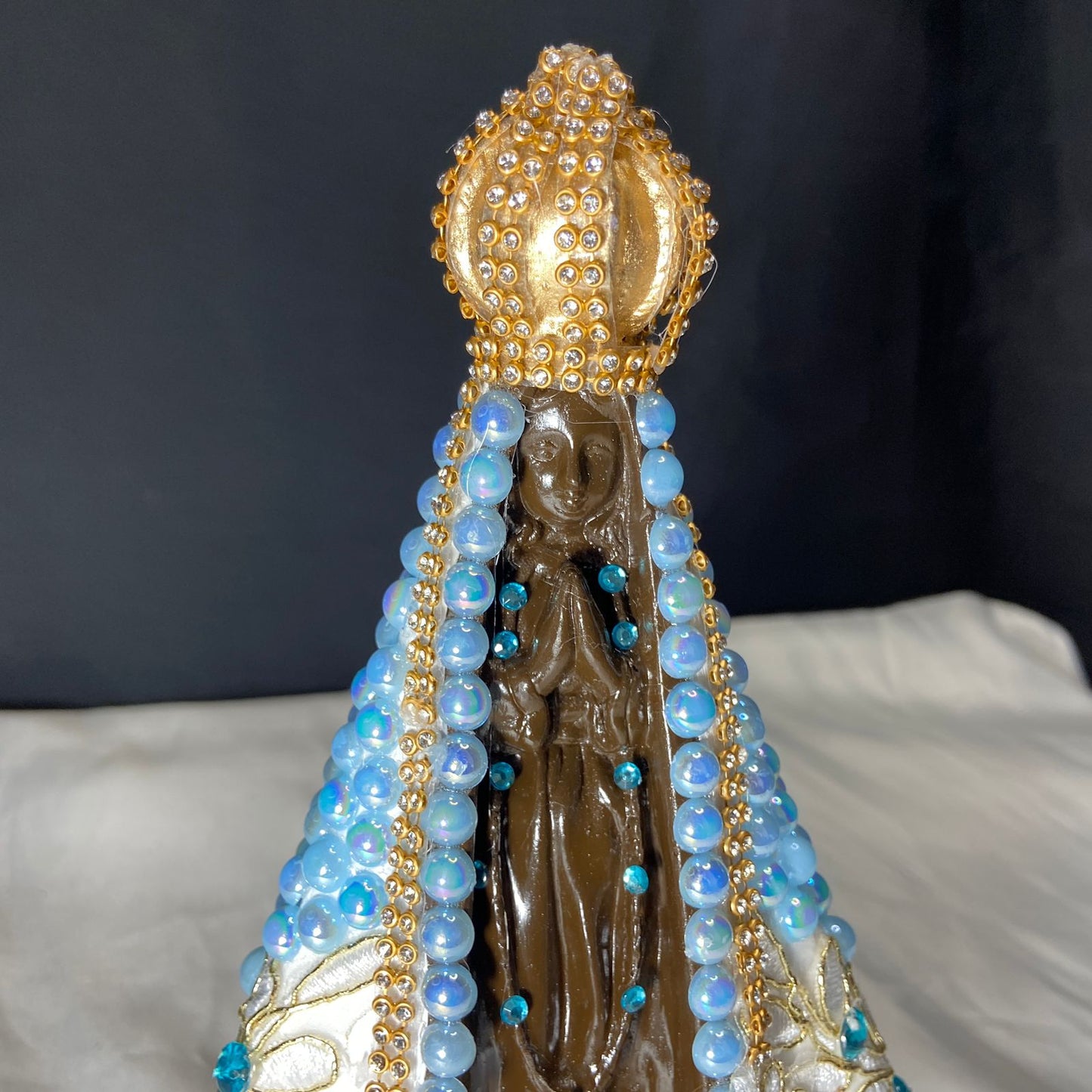 IMAGEM DE GESSO NOSSA SENHORA APARECIDA PÉROLA COM STRASS MOD03 23CM (1 UNIDADE)