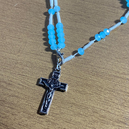 TERÇO PULSEIRA CRISTAL DUAS MEDALHAS AZUL BEBÊ  (3 UNIDADES)