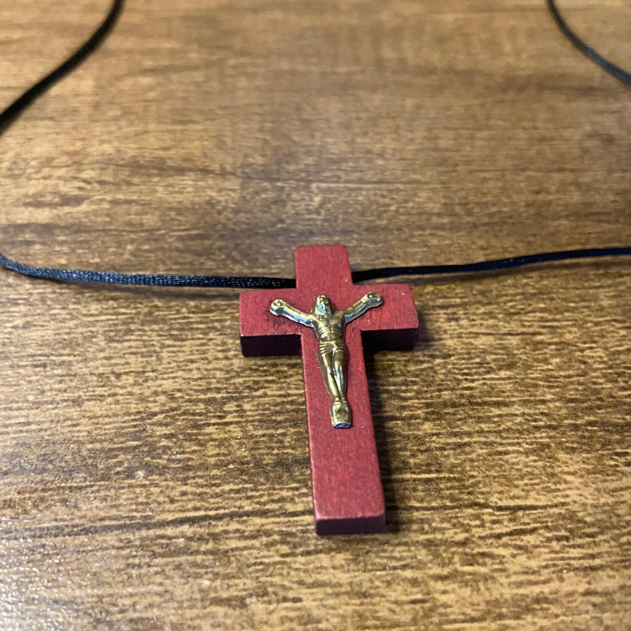 CORDÃO COM CRUCIFIXO DE MADEIRA MARROM (12 UNIDADES)