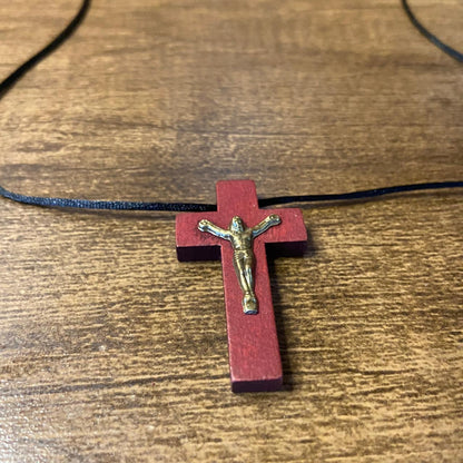 CORDÃO COM CRUCIFIXO DE MADEIRA MARROM (12 UNIDADES)