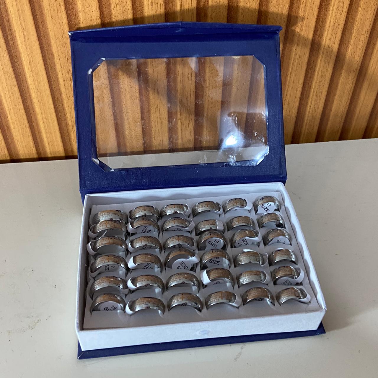 ANEL AÇO INOX COM ORAÇÃO DO PAI NOSSO MOD3  (36 UNIDADES)