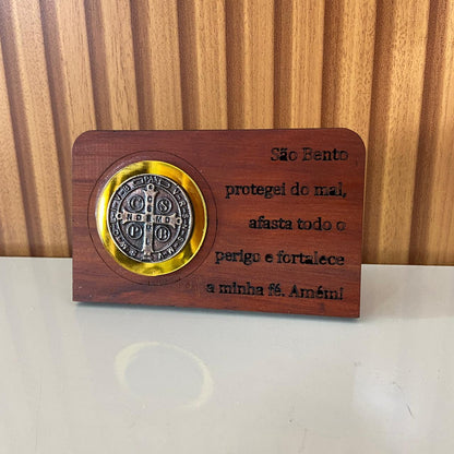ADORNO DE MESA MADEIRA COM ORAÇÃO MEDALHA SÃO BENTO METAL OURO VELHO 7,7CM (1 UNIDADE)