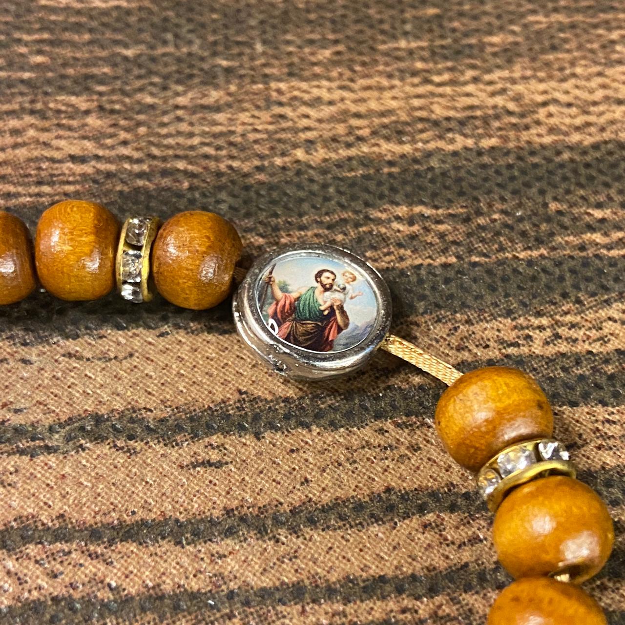 PULSEIRA DE MADEIRA CARAMELO REGULÁVEL COM MEDALHA RESINADA SÃO CRISTÓVÃO (3 UNIDADES)