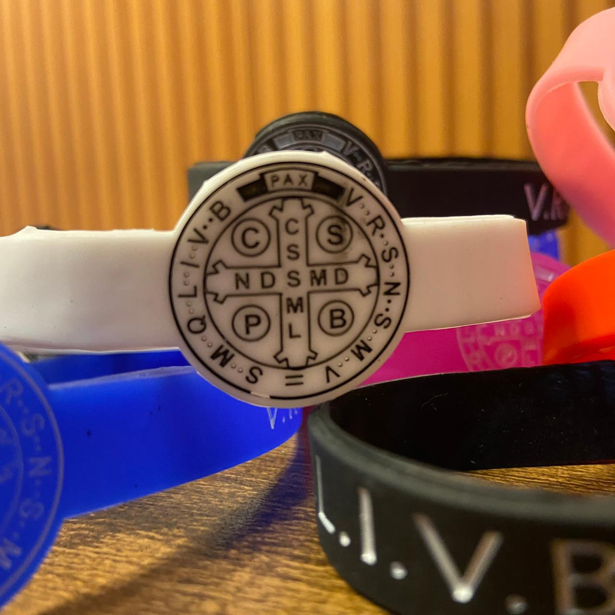 PULSEIRA SILICONE MEDALHA SÃO BENTO CORES SORTIDAS (12 UNIDADES)