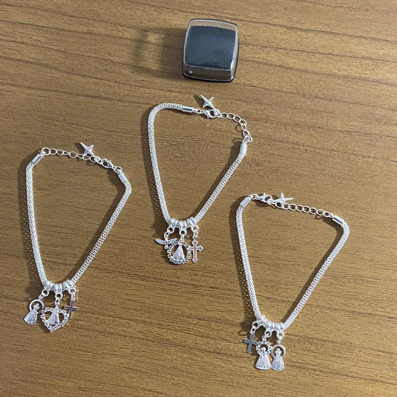 PULSEIRA PRATEADA NOSSA SENHORA APARECIDA MODELOS SORTIDOS COM STRASS (6 UNIDADES)