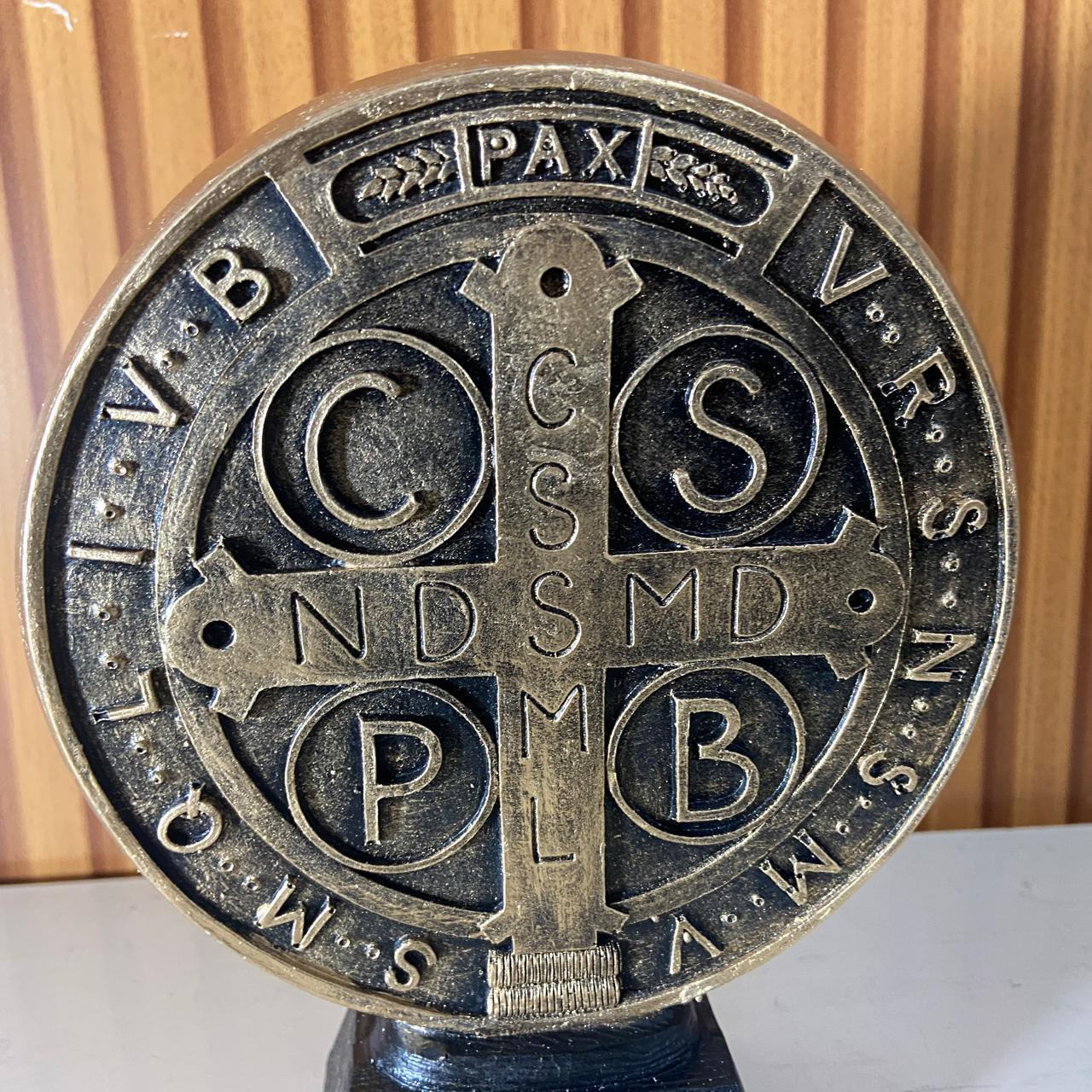 IMAGEM DE RESINA NACIONAL MEDALHA SÃO BENTO OURO VELHO 18CM (1 UNIDADE)